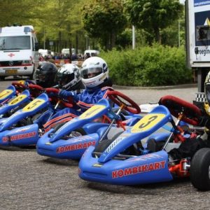 Jorg, Fabienne, Nick en Kimi opgesteld tijdens demo 50 jaar karting